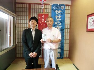 せせらぎ通り商店街振興会の会長　高崎正剛様と、さんさん商店街組合長　阿部忠彦さんのツーショット