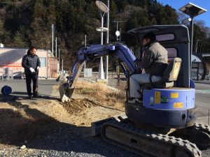 山建重機のスタッフ<br>階段設置を手伝っていただ着ました。