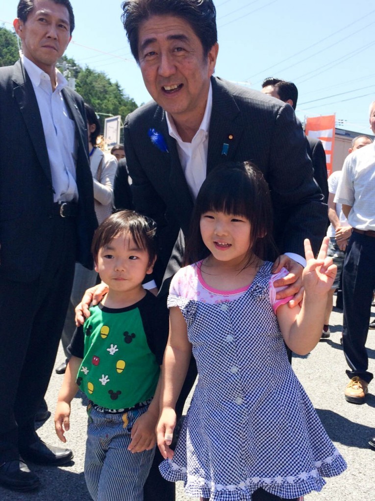 内閣総理大臣と南三陸町の子供達