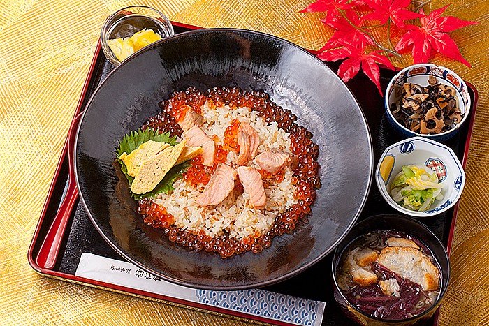 今週のイチ丼「山内鮮魚店 静江舘」のキラキラ秋旨丼！