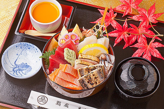 今週のイチ丼「鮨処 えんどう鮨」のキラキラ秋旨丼！