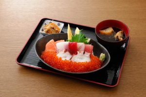 【弁慶鮨】海鮮ネタにたっぷりイクラの丼です。¥2,500