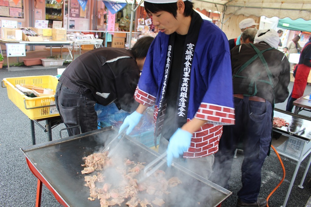 牛肉無料試食会&さんさん朝市収穫祭開催中！！