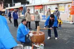 来年１月２日（火）MSNG様（商工会青年部OB）による『餅つきふるまい』が行われます！