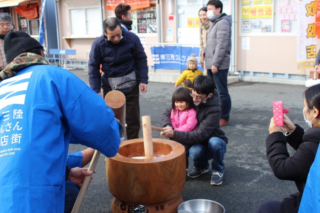 キラキラ丼ならぬキラキラ餅！？明日１月２日（火）MSNG様による『餅つきふるまい』が行われます！