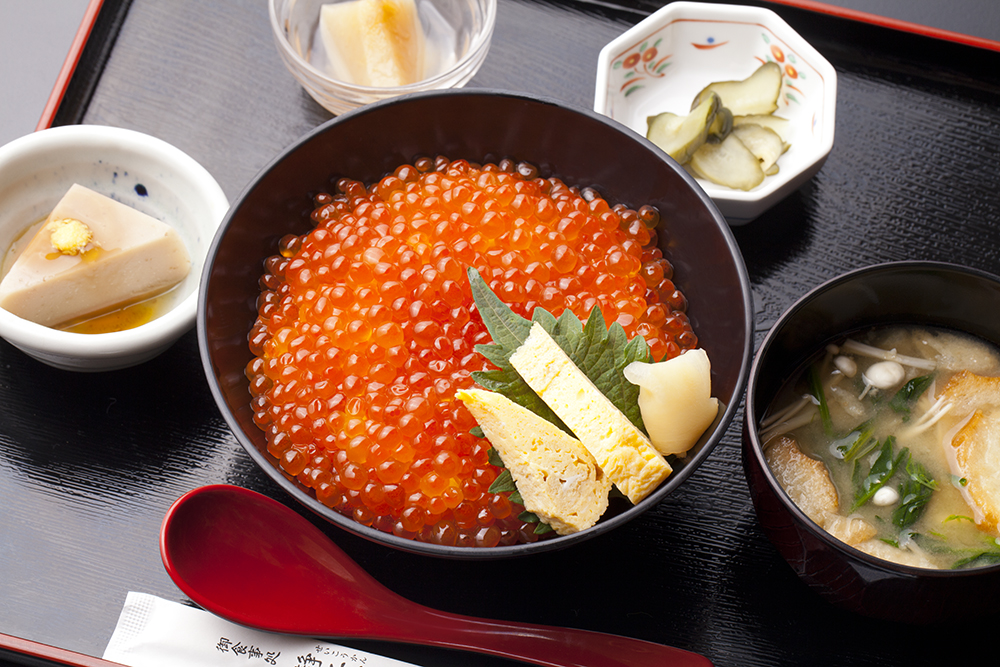 今週のイチ丼「山内鮮魚店 静江館」のキラキラいくら丼！