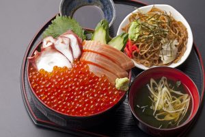 今週のイチ丼「豊楽食堂」のキラキラいくら丼！