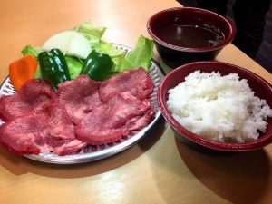 海産物も美味いが肉も美味い！さんさん商店街で肉を焼きまくろう！