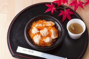 【※週末限定】今週のイチ丼！親子の共演「山内鮮魚店」のキラキラ秋旨丼！