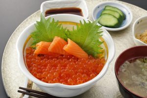 今週のイチ丼！キラキラいくら×サーモンのコラボ「食楽 しお彩」のキラキラいくら丼！