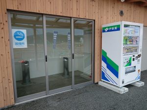 自動販売機を外に移動して『喫煙所』が広くなりました！