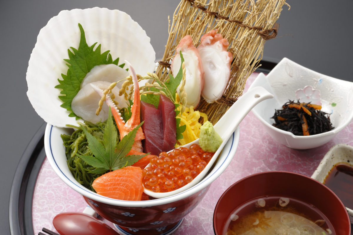 今週のイチ丼！「食楽 しお彩」のキラキラ秋旨丼！