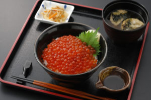 今週のイチ丼！「弁慶鮨」のキラキラいくら丼！