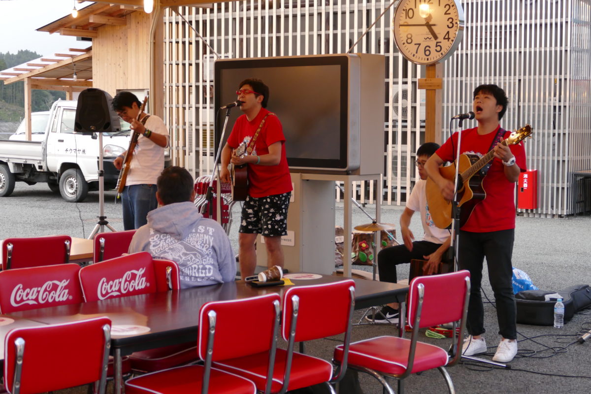 今年も神戸市公認バンド ワタナベフラワー が さんさん商店街 にやって来る 南三陸さんさん商店街