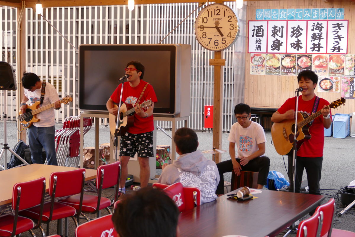 本日１２月１５日（土）神戸市公認バンド『ワタナベフラワー』が”さんさん商店街”でミニライブを開催！