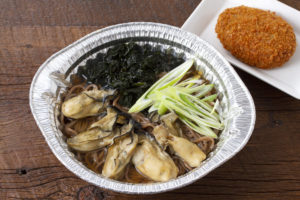 山内鮮魚店の”牡蠣フェスティバル”熱々メニュー『牡蠣そば・かきクリームコロッケセット』！