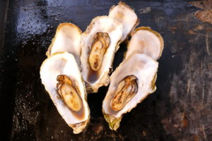 フレッシュミート 佐利の”牡蠣フェスティバル”熱々メニュー『焼き牡蠣』！