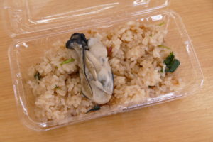 ロイヤルフィッシュにて週末”限定”販売！大ぶりの南三陸産”牡蠣”が入った手作り『かき飯』！
