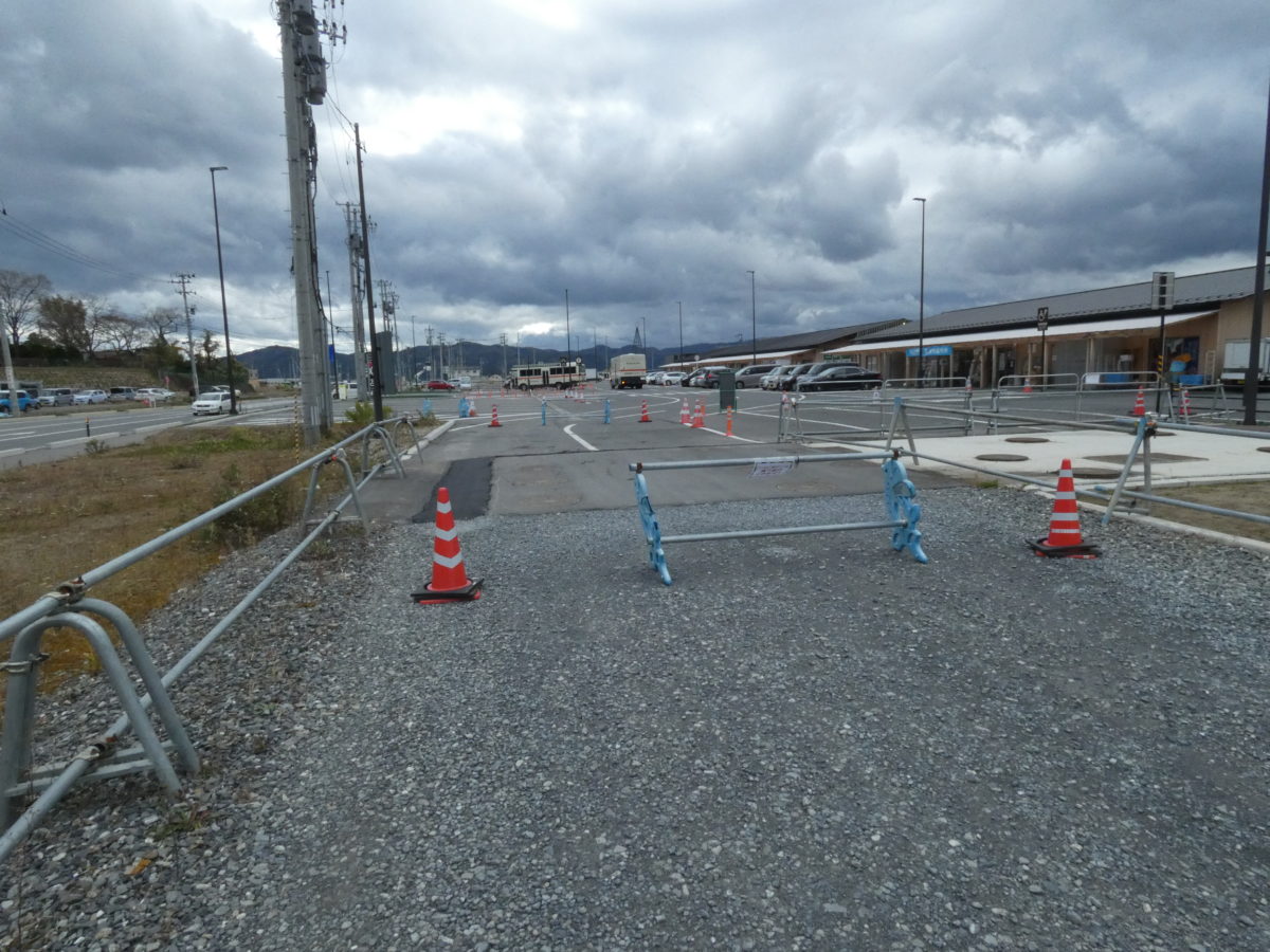 商店街側駐車場から仮設駐車場（献花台）へのバス・車での通行”一時禁止”について！