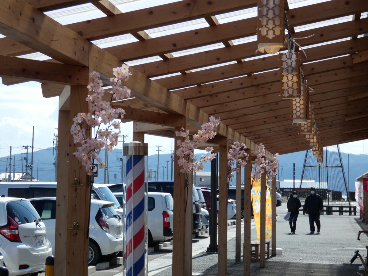 【さんさん商店街】桜飾りを店舗前に設置いたしました！