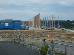 【定点観測】中橋の工事状況！金属製の柱に木材のカバーが取り付けられました！