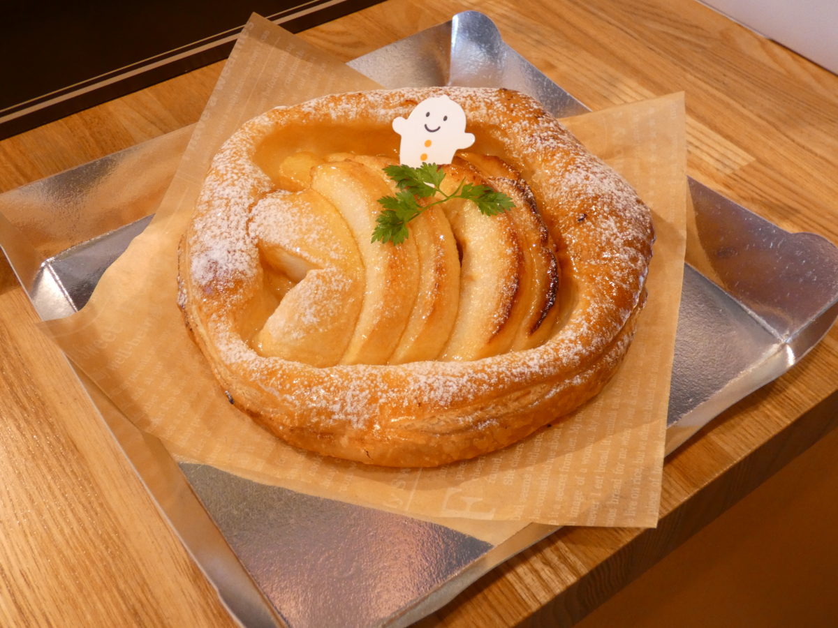 【※期間限定】『オーイング菓子工房 Ryo』幻のリンゴ”サワールージュ”を丸々１個使用した”アップルパイ”の販売開始！