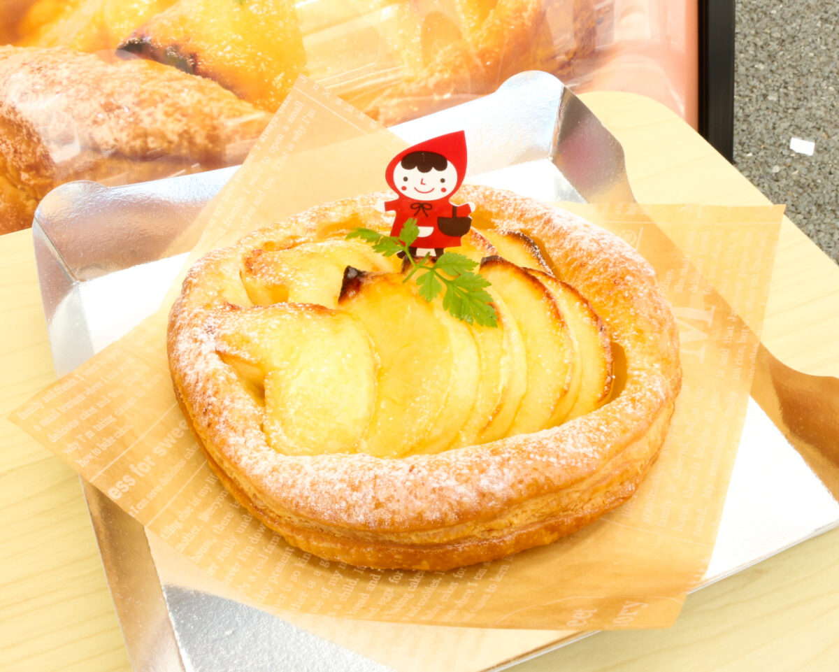 【※今しか食べれません】『オーイング菓子工房 Ryo』幻のリンゴ”サワールージュ”を丸々１個使用した”アップルパイ”の販売開始！
