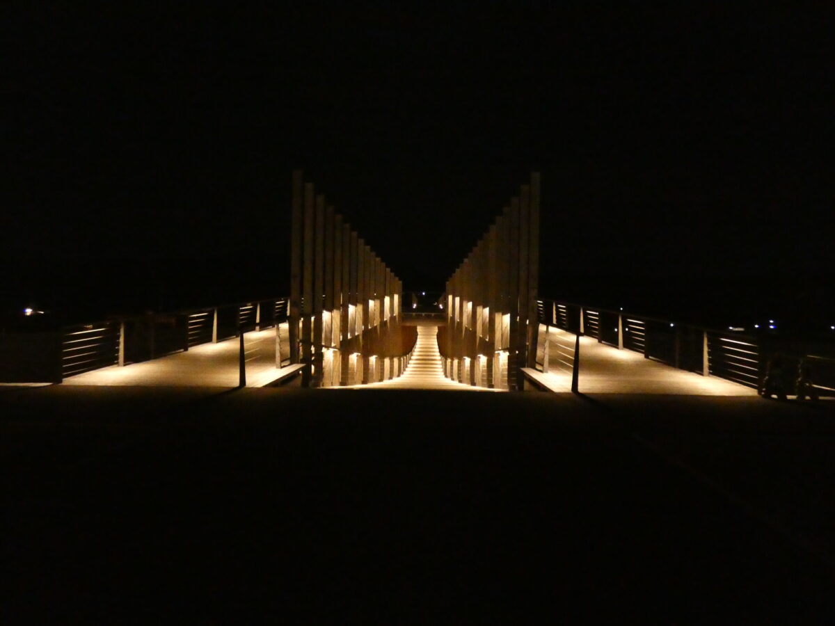 夜の【中橋】はライトアップされて幻想的です！