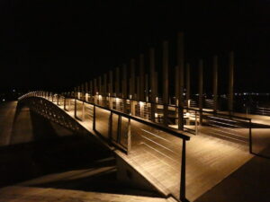 写真スポット！？夜の【中橋】はライトアップされて幻想的です！