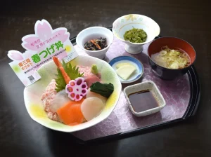 今週のイチ丼！春爛漫「食楽 しお彩」のキラキラ春つげ丼！