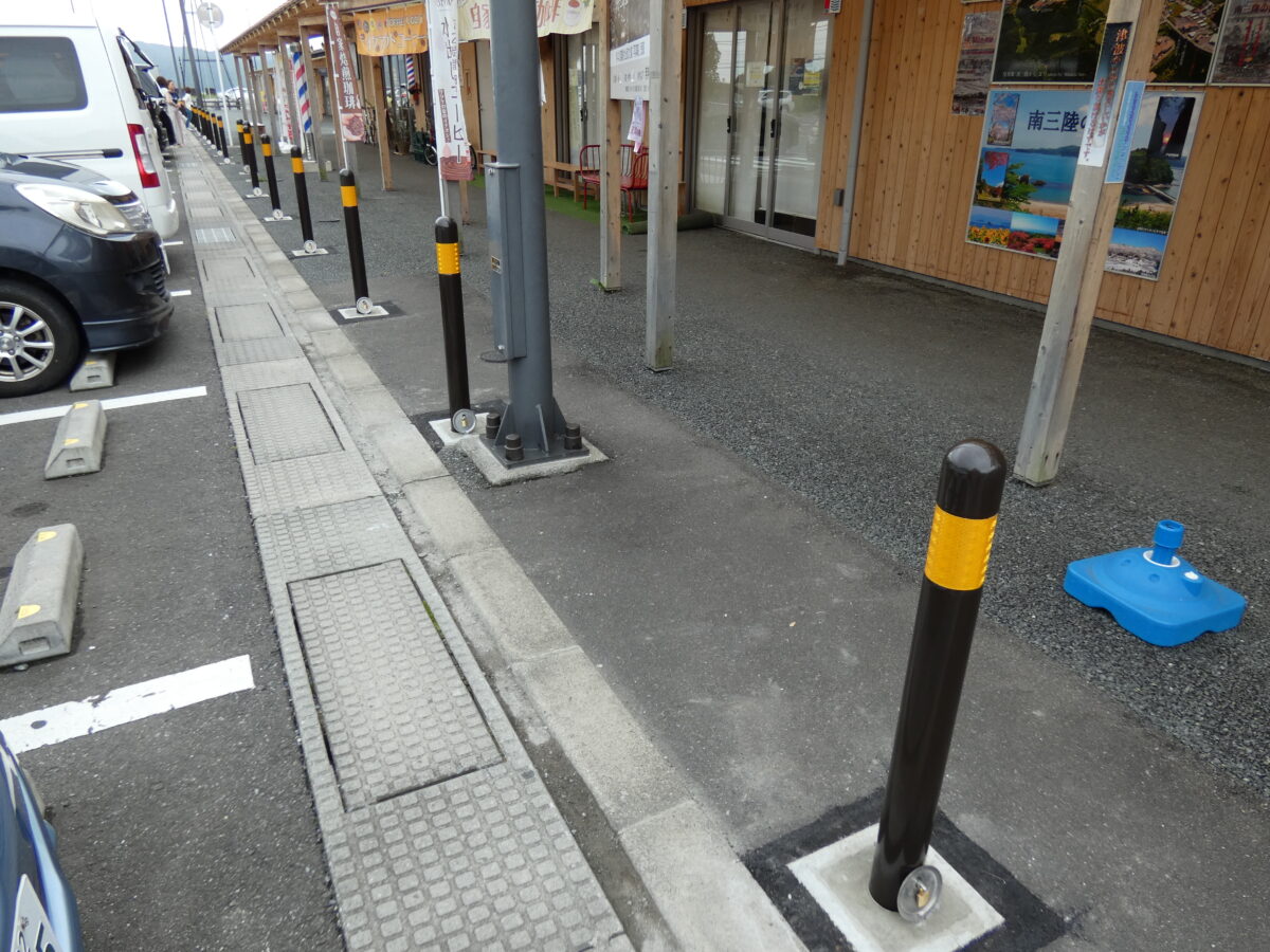 《さんさん商店街》駐車場側店舗前に車止めポールが設置されました！