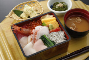 今週のイチ丼！トッカグンの聖地「かいせんどころ梁」のキラキラ春つげ丼！