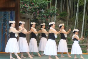 いよいよ明日！フラ・ハーラウ・マーヘアラニによるフラダンスパフォーマンスが行われます！