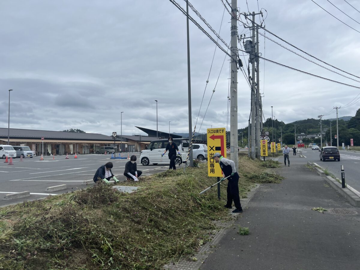 さんさん商店街周辺の草刈を行いました！
