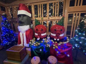 【かわいい】さんさんコートのモアイ像・オクトパス君がクリスマス仕様になりました！