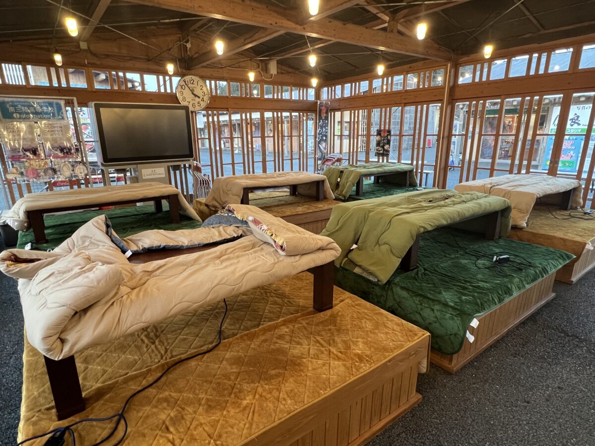 【あったかい】今年もさんさんコート(フードコート)にこたつを設置しました!!