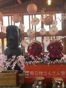 さんさんコートのモアイ像＆オクトパス君が春仕様になりました！